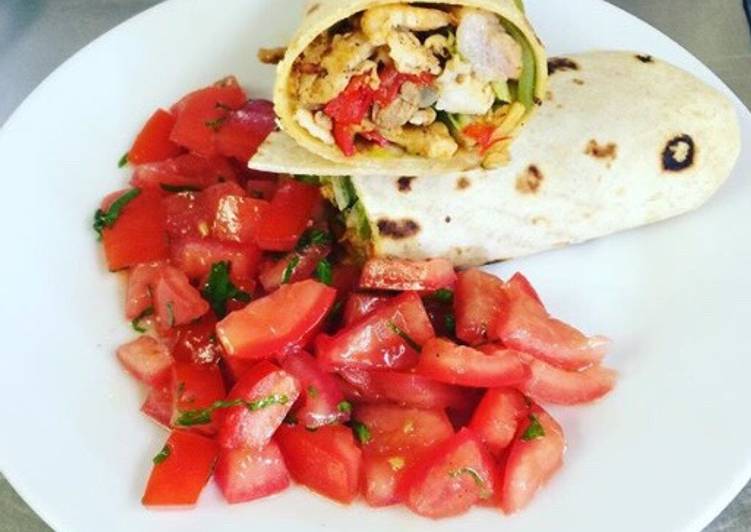 Resep Tortilla chicken wrap with tomato salad Enak