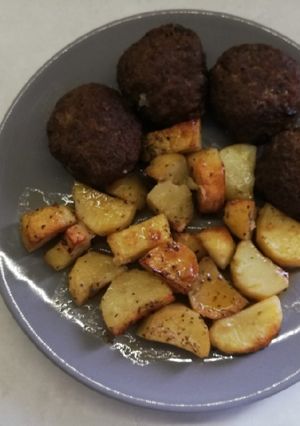 Φωτογραφία της συνταγής Μπιφτέκια με πατάτες στο φούρνο