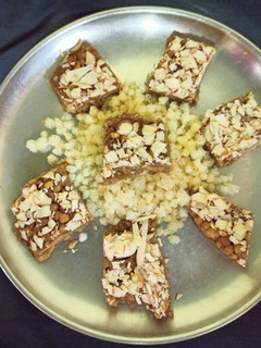 ગુંદર પાક (Gundar Paak Recipe In Gujarati) રેસીપી મુખ્ય ફોટો