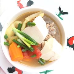 A picture of Salted Mustard Green And Tofu Pork Soup.