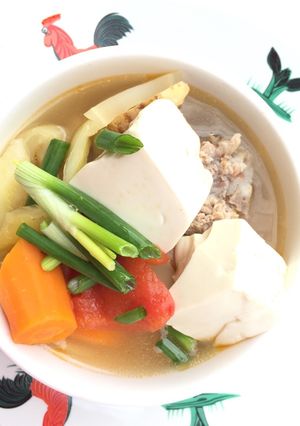 A picture of Salted Mustard Green And Tofu Pork Soup.