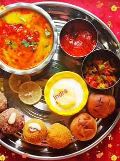 दाल- बाटी- चूरमा (राजस्थानी थाली) रेसिपी मुख्य फोटो