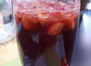 Una foto de Sangría con vodka 🍸
