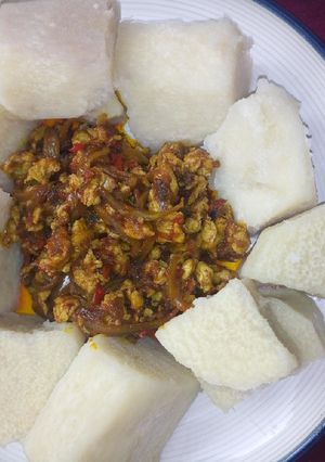 A picture of Cooked yam with Egg sauce.