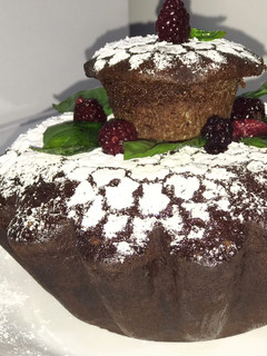 Una foto de Pastel de chocolate y frutos rojos