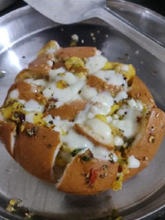 વેજી ચીઝી બન (Veggie Cheesy Bun Recipe In Gujarati) રેસીપી મુખ્ય ફોટો