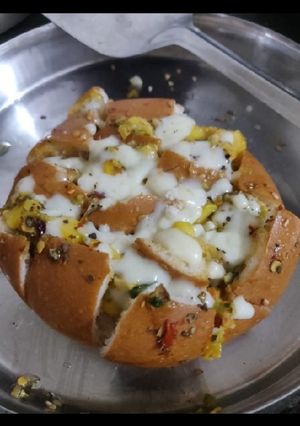 વેજી ચીઝી બન (Veggie Cheesy Bun Recipe In Gujarati) રેસીપી મુખ્ય ફોટો