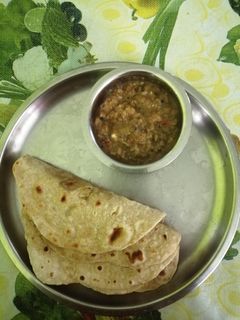 சுவையான பாசிப்பயிறு குழம்பு, சப்பாத்தி (Paasipayaru kulambu and chappathi recipe in tamil) செய்முறை முக்கிய புகைப்படம்