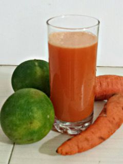 Una foto de Jugo de zanahoria y naranja