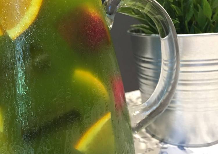Riquísima sangría de cava con Matcha