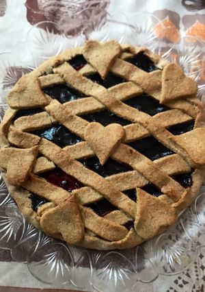 Foto di Crostata di ciliegie con farina integrale e senza lattosio