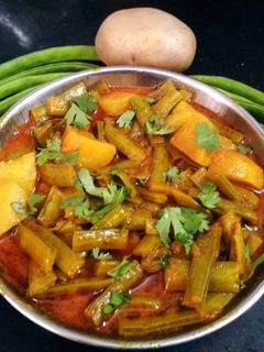 ગુવાર બટાકા નુ શાક (Guvar Bataka Shak Recipe In Gujarati) રેસીપી મુખ્ય ફોટો