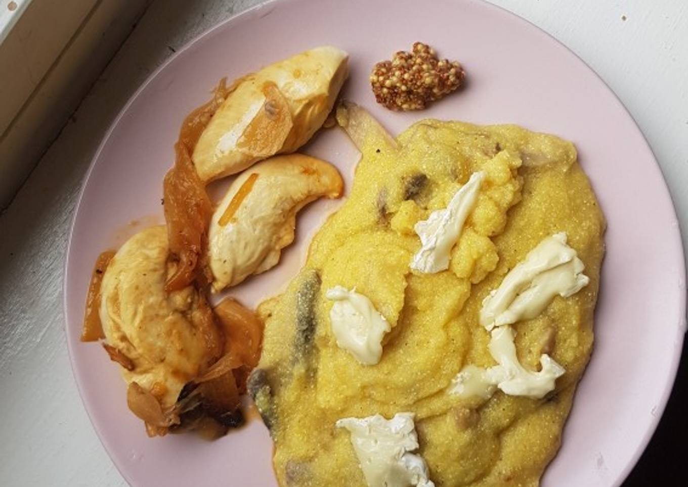 Polenta crémeuse et poulet aux oignons