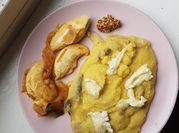 Une photo de poulet moutarde champignon