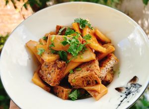 Hình của món Dừa non kho đậu.