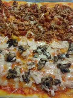Una foto de Pizza con masa casera