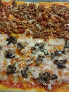 Una foto de Pizza con masa casera