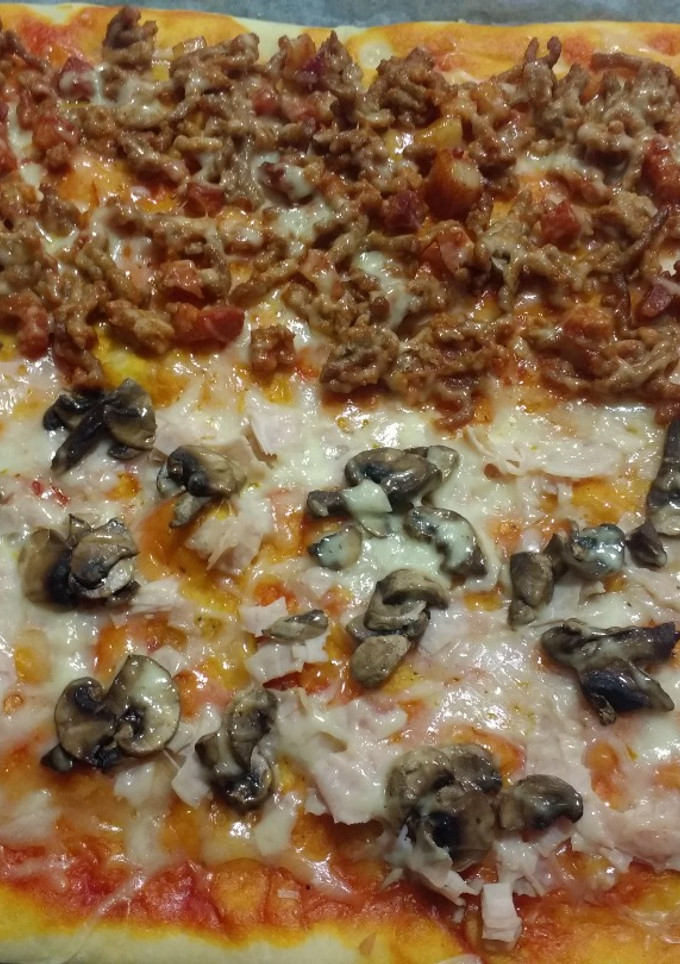 Una foto de Pizza con masa casera