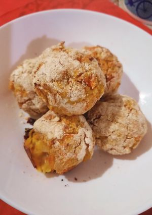 Una foto de Bolitas de batata rellenas con queso (al horno)