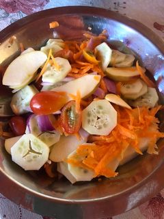 Una foto de Ensalada fresca con zanahoria, cherry y pepino 👌