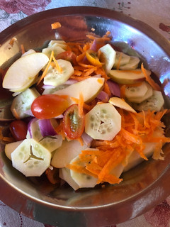 Una foto de Ensalada fresca con zanahoria, cherry y pepino 👌
