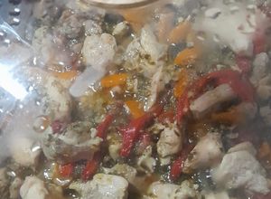 Una foto de Salteado de Pollo con Verduras y Fideos Tirabuzón