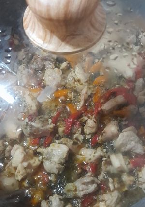 Una foto de Salteado de Pollo con Verduras y Fideos Tirabuzón