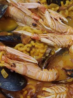 Una foto de Fideos con cigalas y mejillones