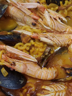 Una foto de Fideos con cigalas y mejillones