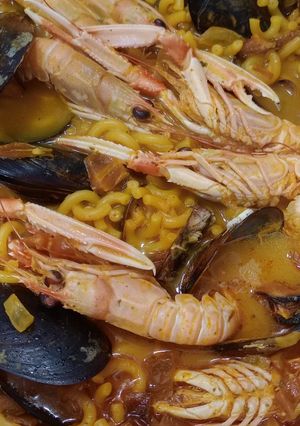 Una foto de Fideos con cigalas y mejillones