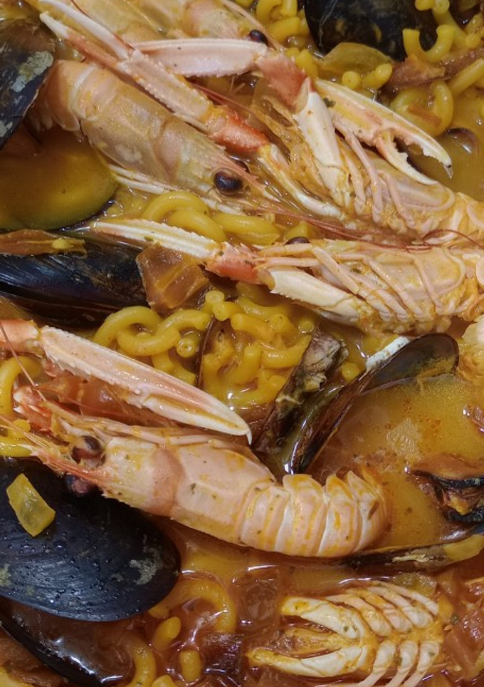 Una foto de Fideos con cigalas y mejillones