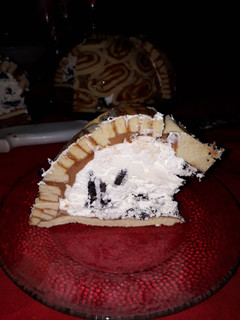 Una foto de Postre helado de pionono y oreo