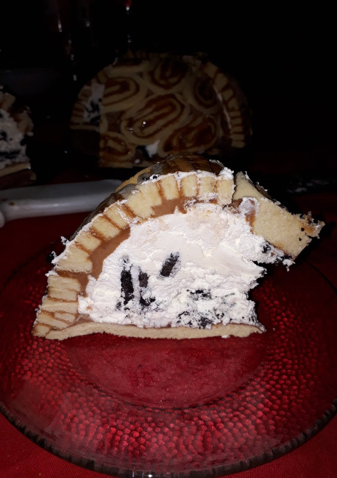 Una foto de Postre helado de pionono y oreo