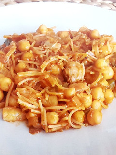 Una foto de Garbanzos con Almejas y Fideos "entomataos"
