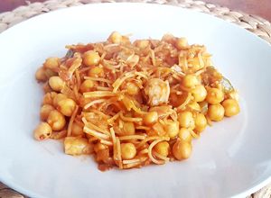 Foto principal de Garbanzos con Almejas y Fideos "entomataos"