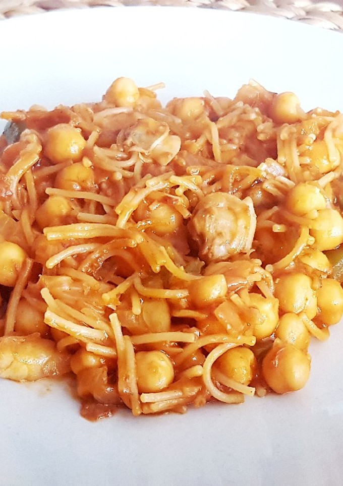 Una foto de Garbanzos con Almejas y Fideos "entomataos"