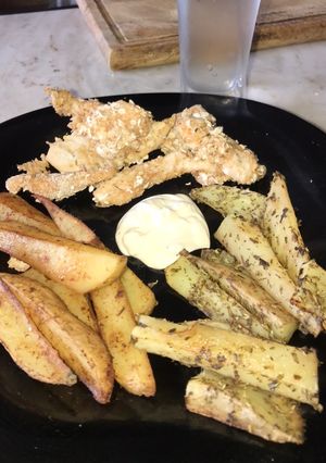 Una foto de Nuggets y Papas rústicas