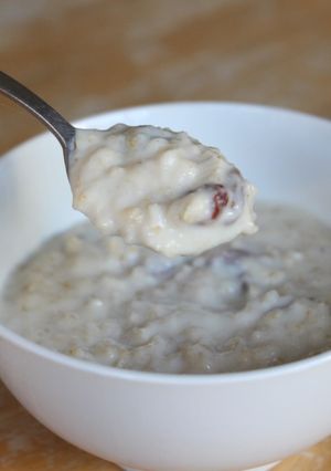 Une photo de Porridge avoine, raisin et miel