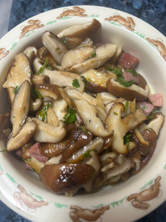 Una foto de Setas shiitake salteadas con jamón