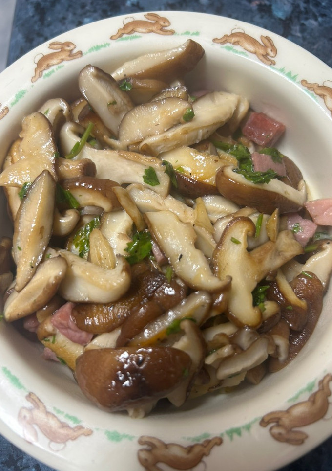 Una foto de Setas shiitake salteadas con jamón