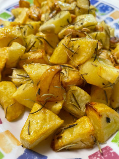 Una foto de Patatas al ajo y romero