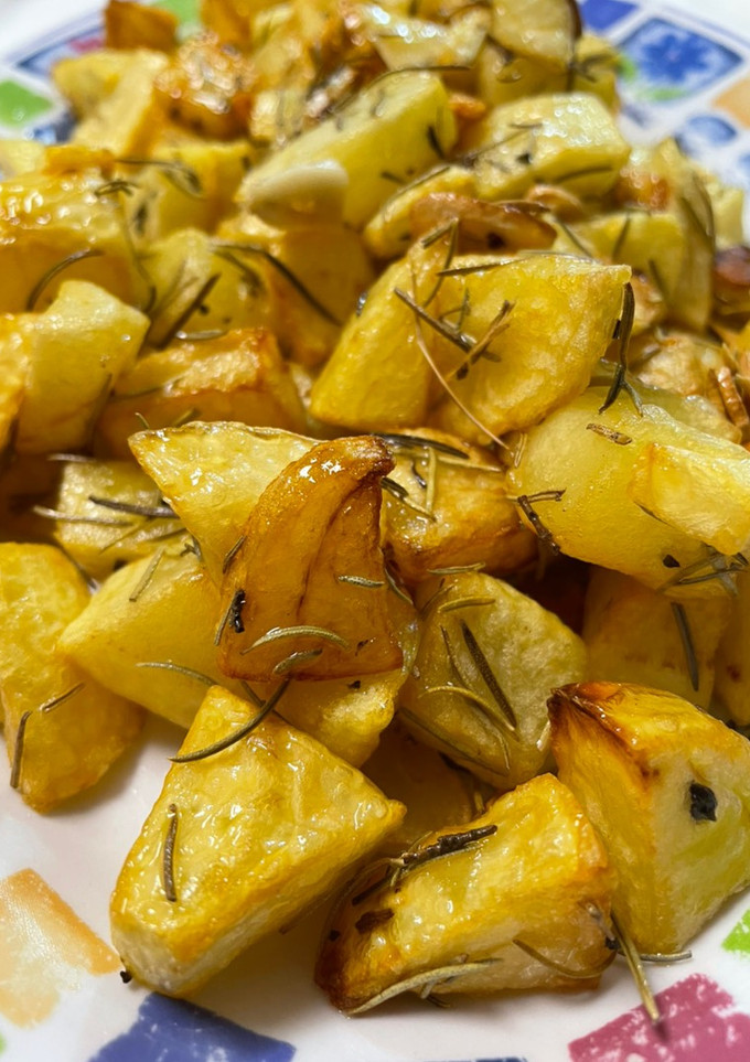 Una foto de Patatas al ajo y romero