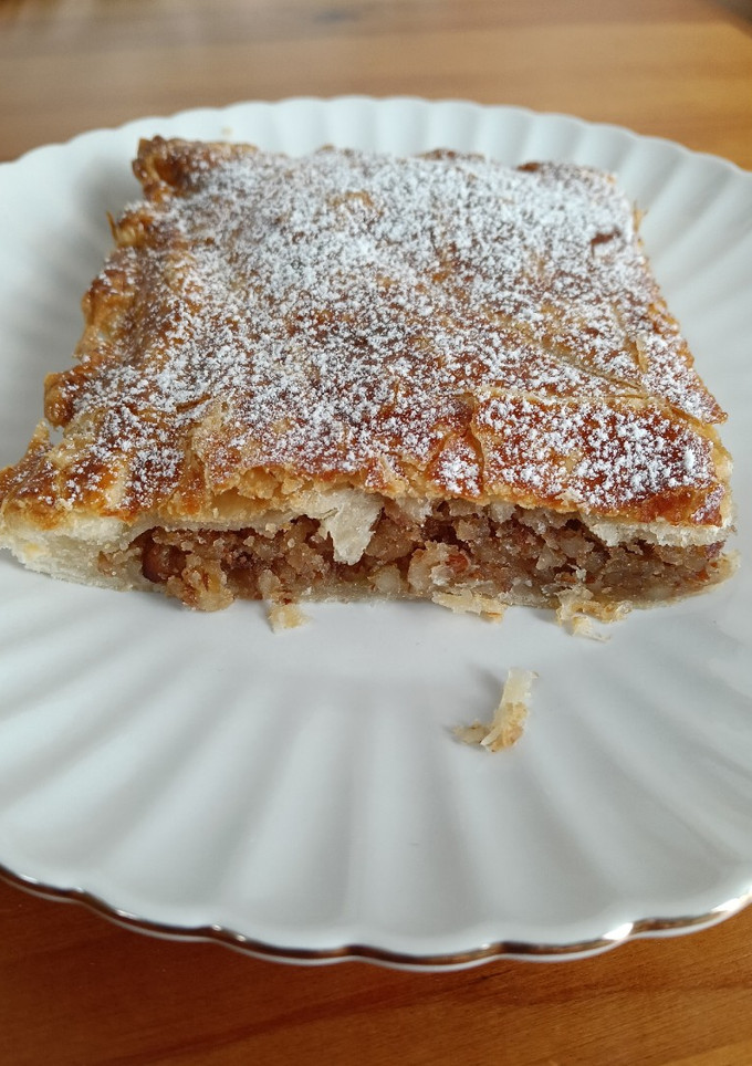 Una foto de Hojaldre relleno de frutos secos