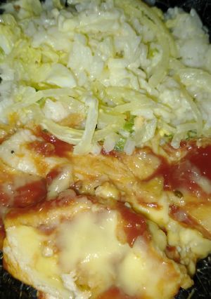 Una foto de Pechuga de Pollo con ketchup y ensalada de arroz con cebolla