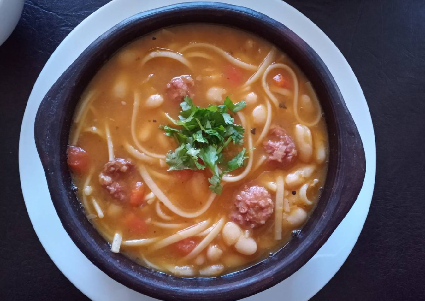 Porotos con riendas y longaniza