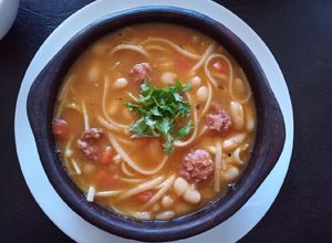 Una foto de Porotos con riendas y longaniza