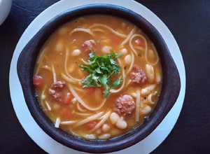 Una foto de Porotos con riendas y longaniza