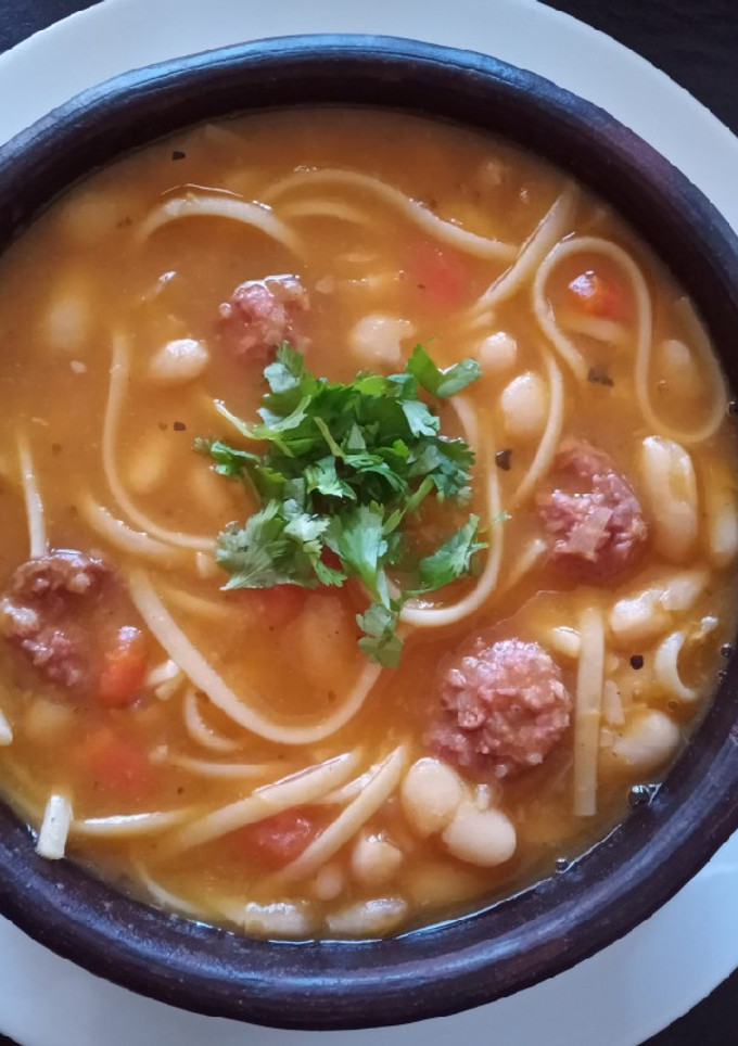 Una foto de Porotos con riendas y longaniza
