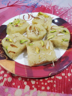 नारियल की बरफ़ी (nariyal ki barfi recipe in Hindi) रेसिपी मुख्य फोटो