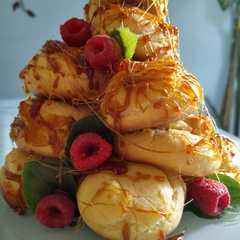 Una foto de Croquembouche